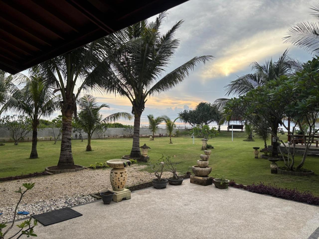 Mama Nings Beach Hotel Sekongkang Exterior photo